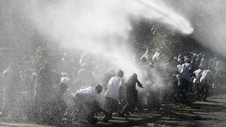 Kenijska policija je nad protestnike šla z vodnimi topovi.