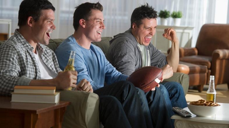 Moški gledajo nogomet