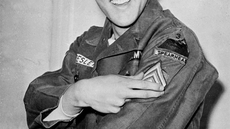 Elvis Presley je s svojim glasom in stasom navduševal množice po vsem svetu.