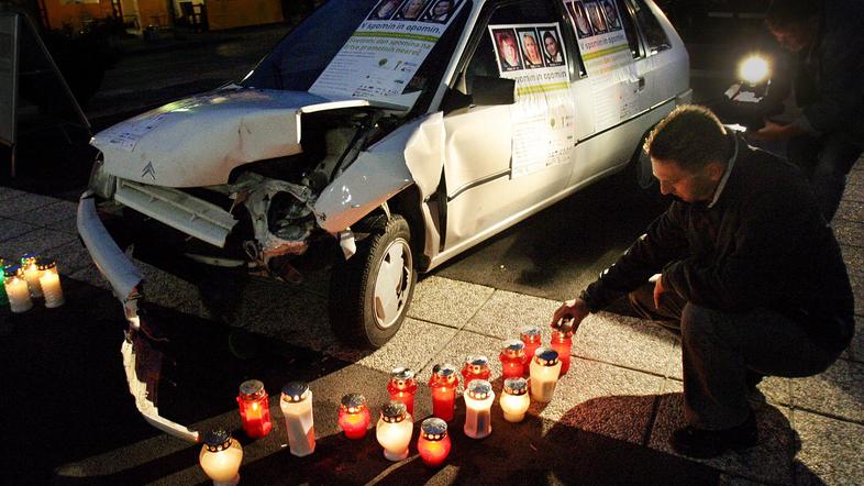 Tako so lučke v spomin na žrtve prometnih nesreč prižigali lansko leto. (Foto: B
