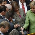 Angela Merkel oddaja svoj glas za podporo mehanizmu pomoči. (Foto: Reuters)
