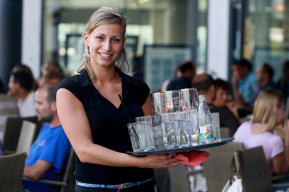 slovenija 15.07.10 studentsko delo, natakarica, lobi, modra hisa, foto: nik rova