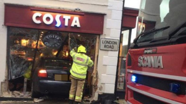 Z avtomobilom v kavarno