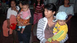 Po včerajšnjem potresu so ljudje prišli na ulice, kjer so čakali, ali bo res sle