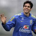 Kaká se je pred tekmo brazilske reprezentance z Urugvajem celo podpisoval na dre