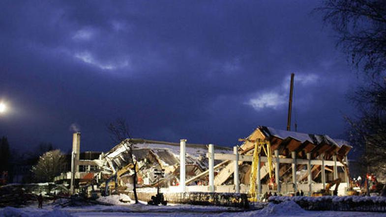 Lokalne oblasti so takrat vseskozi opozarjale na nevarnost, da ravna streha ob v