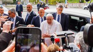 Papež Frančišek prišel iz bolnišnice