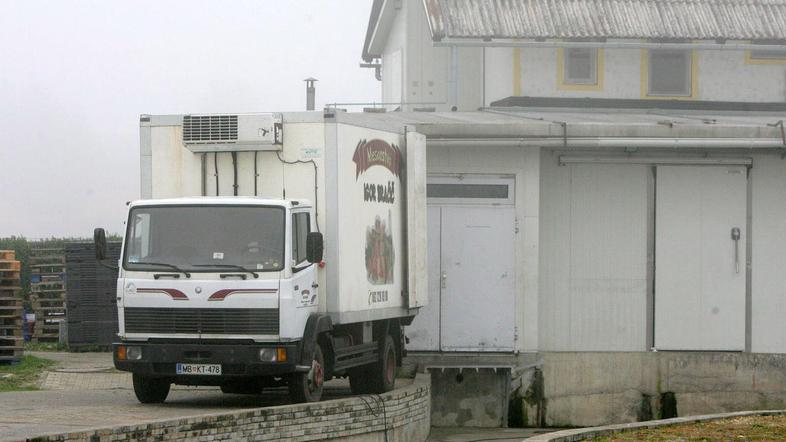 Pred obratom v Račah včeraj pozno popoldan ni bilo več ne policije ne inšpekcije