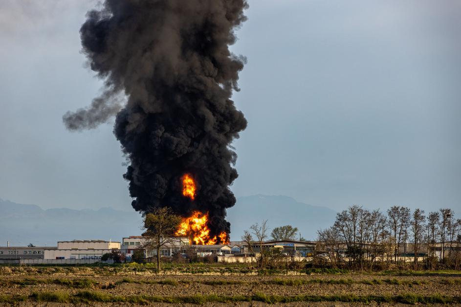 Italija: obsežen požar v tovarni topil
