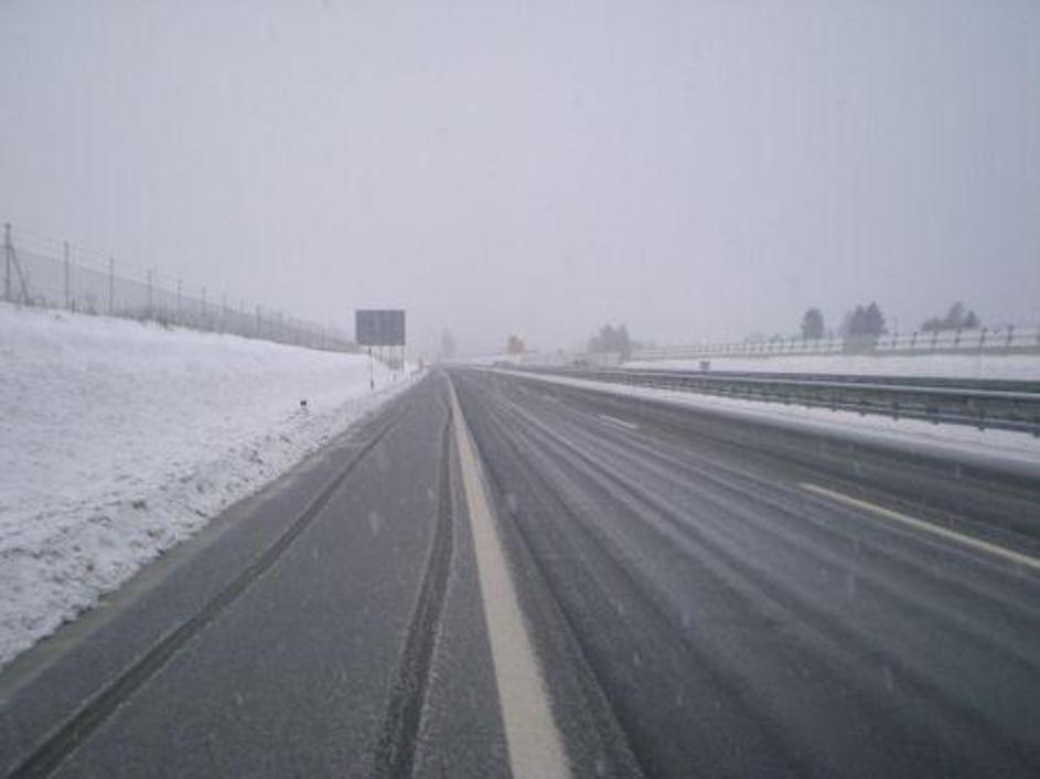 Zaradi dežja je ponoči nevarnost poledice.