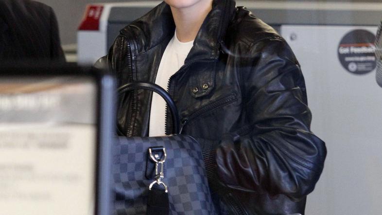 Najstnik bi rad bil pravi moški. (Foto: Flynet)