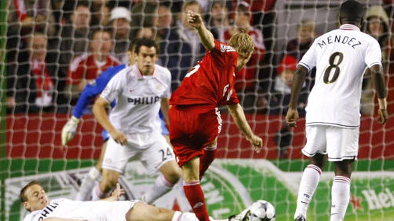 Dirk Kuyt je takole povedel Liverpool v vodstvo proti PSV.