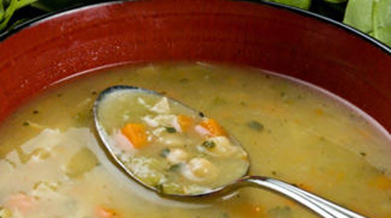 Mineštri lahko dodate zelenjavo po želji.