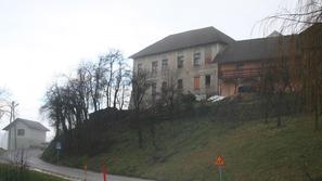 Na stari šoli so se pojavile razpoke, po katerih v zgradbo vdira voda, a denarja