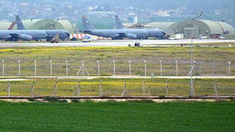 Turška vojska je z napadi povečala pritiska na kurdske upornike.