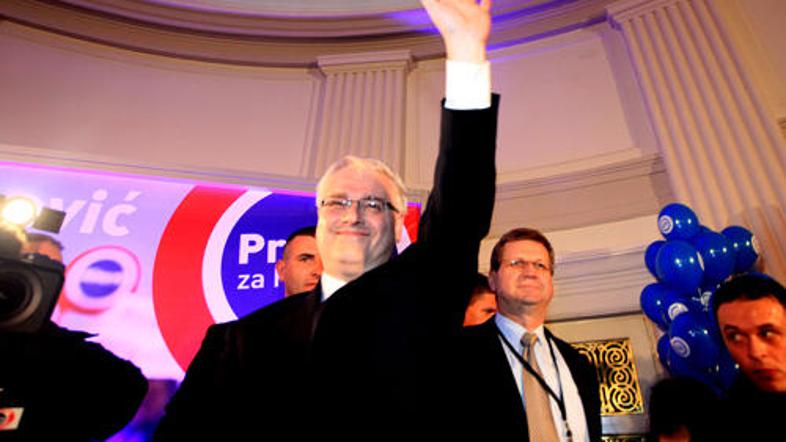 Josipović na leto zasluži 60.000 evrov, njegova žena pa še enkrat več. (Foto: Ni