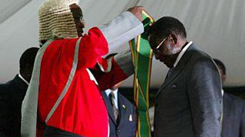 Mugabe ob prisegi
