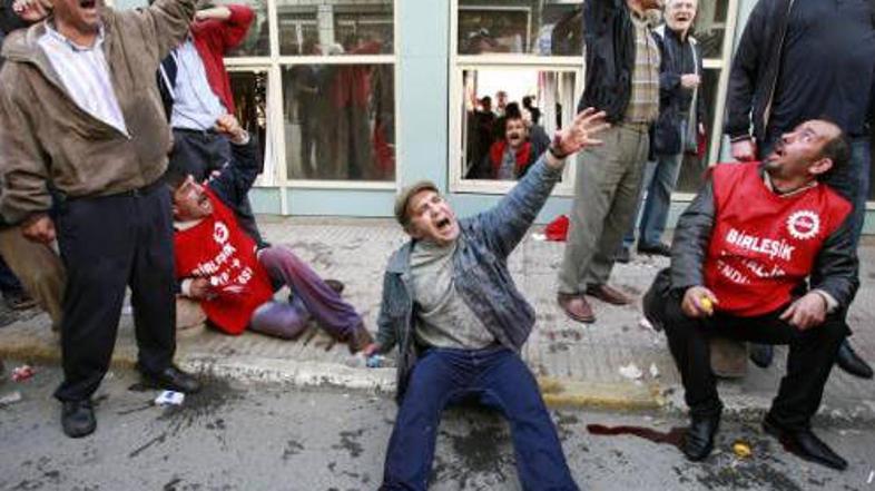 Policija je priprla štiri ljudi v povezavi s sredinim streljanjem pred ameriškim