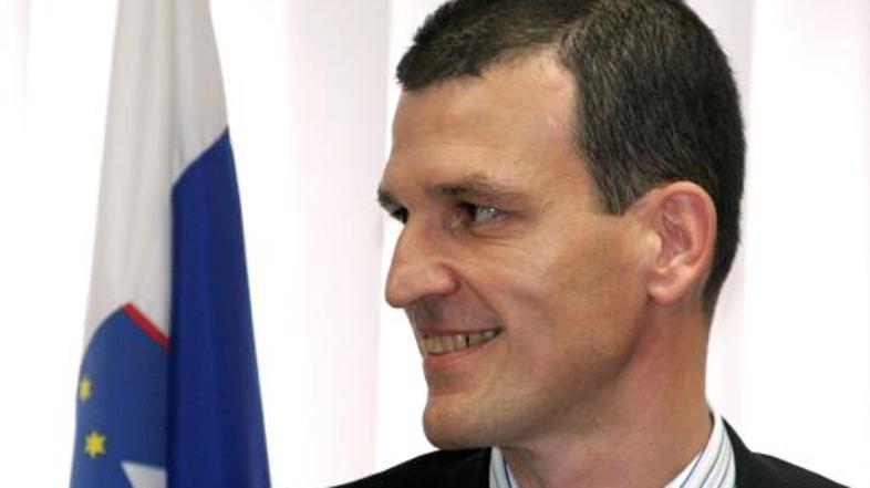 Tomaž Smole pravi, da se je v tem času izčrpal, zato svoje mesto prepušča nekomu