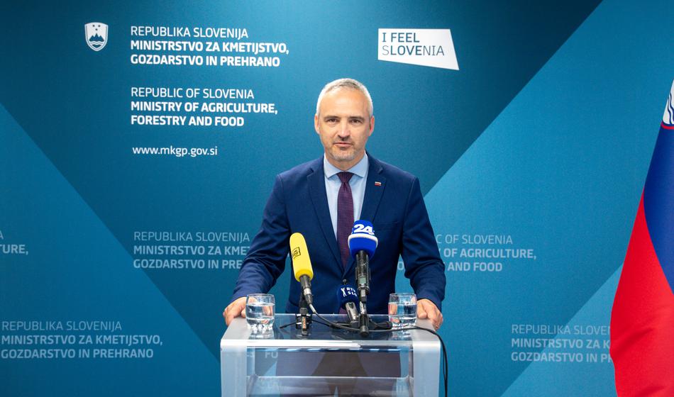 Preklicani 3,5-milijonski razpis razkriva bizarne projekte in ministrovo odločitev