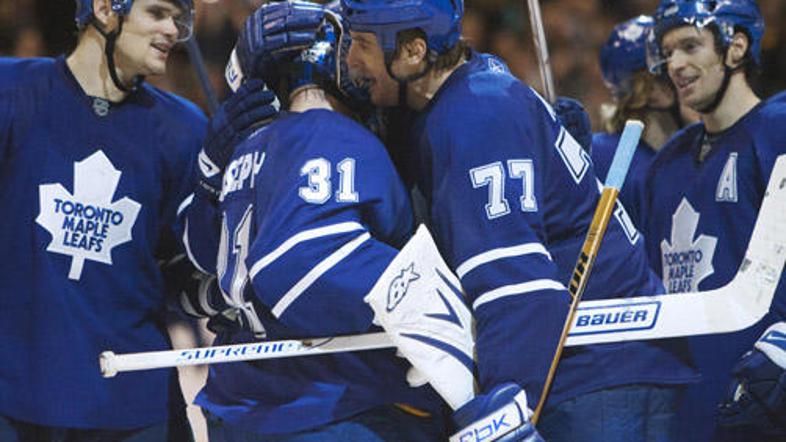 Hokejisti Tampe so po koncu srečanja objeli svojega vratarja Curtisa Josepha.