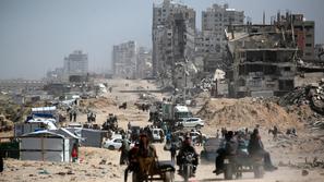 ljudje na cesti, ki povezuje severni in južni del palestinskega ozemlja