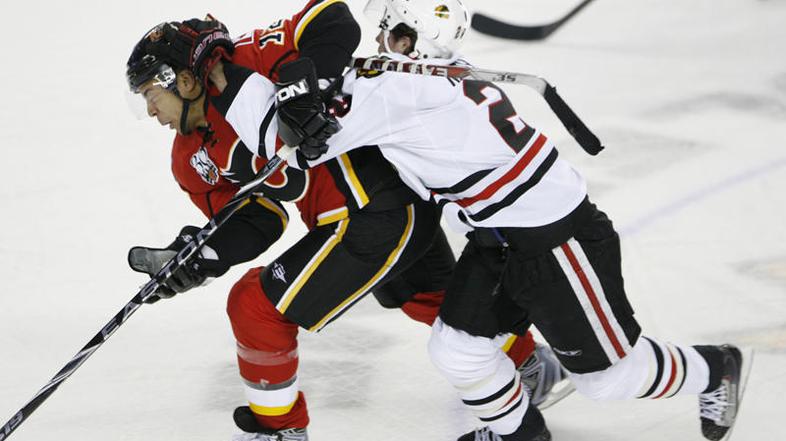 Jarome Iginla se je med tekmo boril z Duncanom Keithom. (Foto: Reuters)
