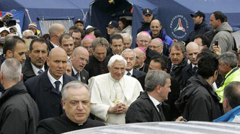 Papež je prizadete obiskal tri tedne po potresu.