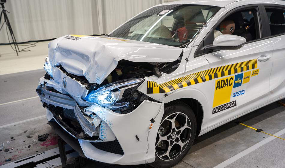 Kaj takega! Pri 50 km/h je avto varen, pri 35 km/h pa ne!