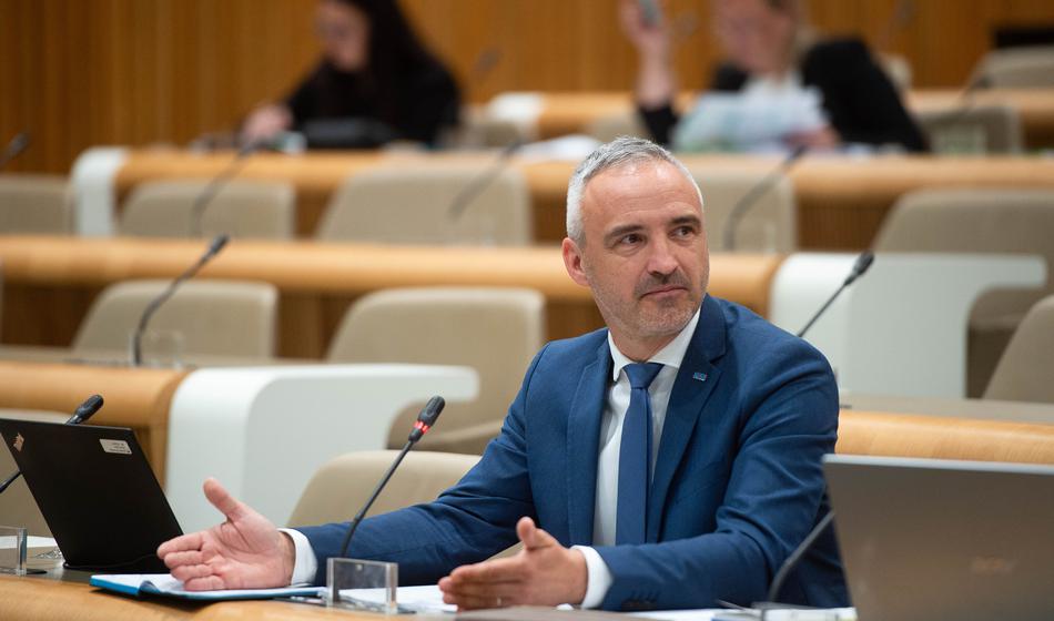 Besni: "Cigler Kralj vrača živali v kletke in na verige"