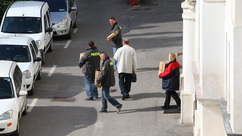Po informacijah nekaterih pravnih strokovnjakov bi policija morala čez pol leta 