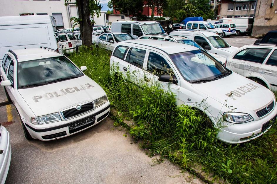 policija prodaja avtomobile