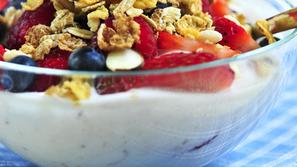 Zdrav zajtrk za otroke in mladostnike: kosmiči, mleko ali jogurt in sveže sadje.