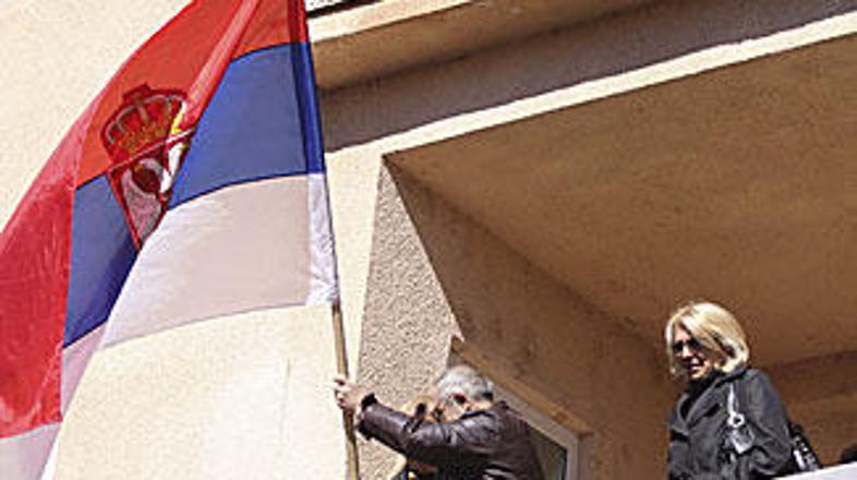 Takole so protestniki izobesili srbsko zastavo na sodišču, medtem ko jim pripadn