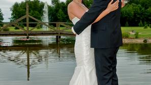 Činč in Doris nista pustila, da bi jima slabo vreme pokvarilo poroko. (Foto: Tad