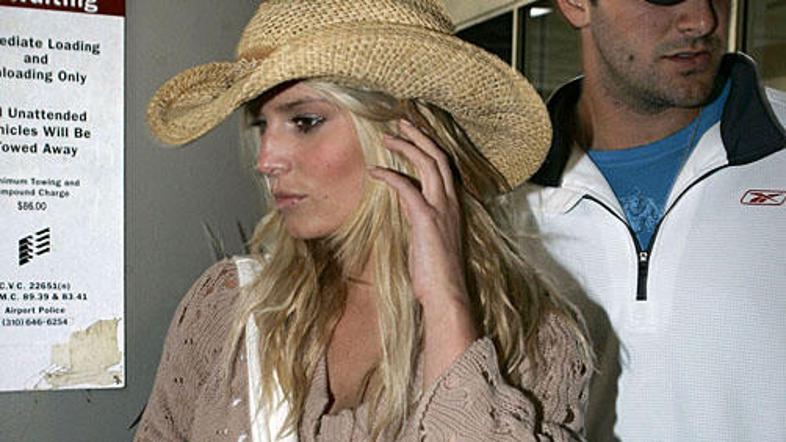 Jessica Simpson se v družbi svojega fanta vrača v Los Angeles, potem ko bo konec