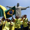 Mladi Brazilci navdušeno slavijo pridobitev organizacije SP v nogometu.