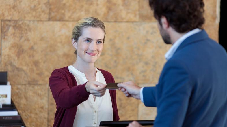 hotel recepcija receptorka receptor