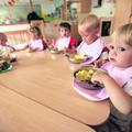 Otroci v vrtcu pri jedi