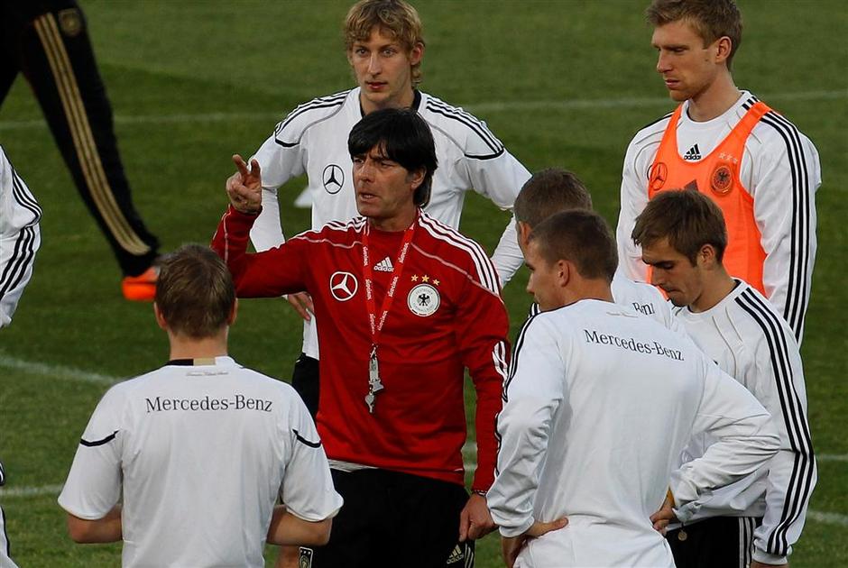 Joachim Low Loew Löw Nemčija Argentina SP 2010 trening Lahm Podolski Mertesacker | Avtor: Reuters