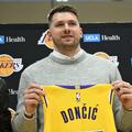 Luka Dončić pozira z novim dresom, dresom Lakersov