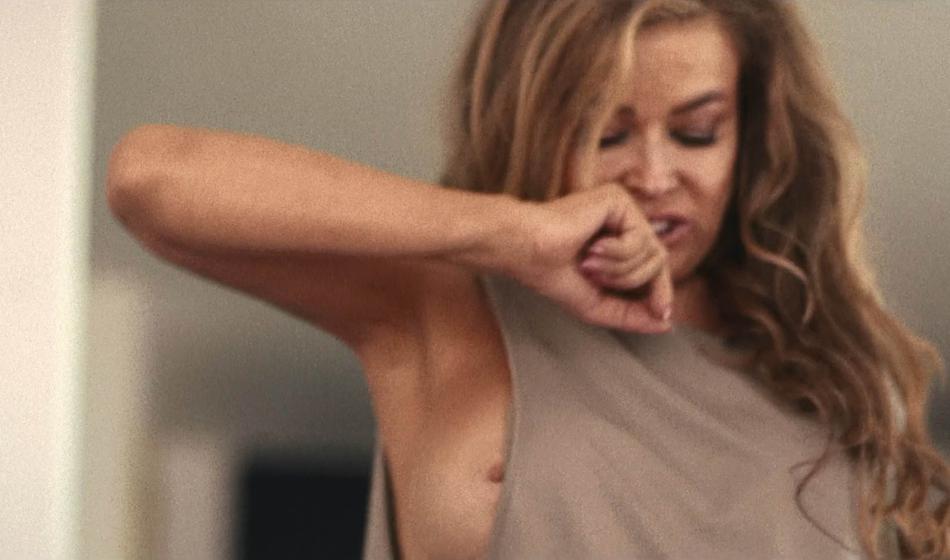 Moškim uresničili mokre sanje, 53-letno igralko pokazali v seksi prizorih