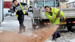 Nekaterim cestnim podjetjem že primanjkuje soli.