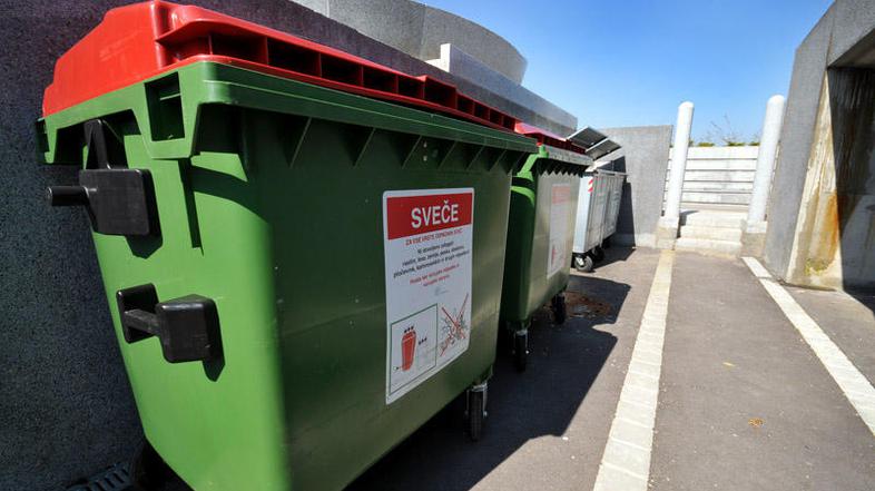 Samo na pokopališču Žale bodo letos predvidoma zbrali do 150 ton odpadnih sveč. 