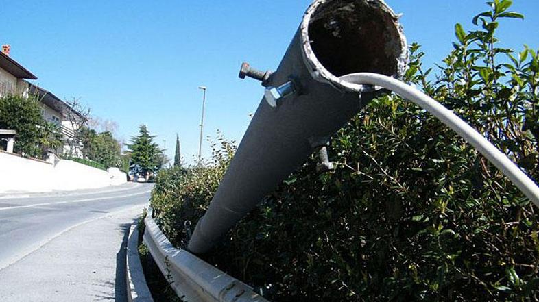 Tako je mladenič podrl drog javne razsvetljave. Čeprav so ga zamenjali z novim, 