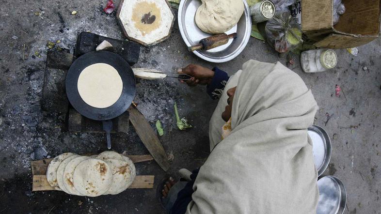 Na fotografiji je moški iz indijskega mesta Chandigharh, ki si v zelo hladnem ju