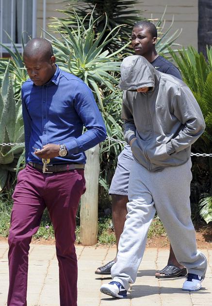 Pistorius prihaja na sodišče