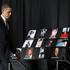 Ameriški predsednik Barack Obama pred fotografijami umrlih rudarjev na spominski