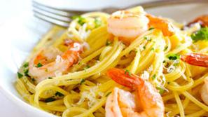Špageti s škampi in brokolijem so zdrava jed.