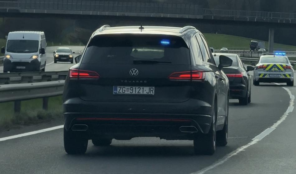 Hrvaška policija z lučmi po naši avtocesti, to pravijo na Policiji